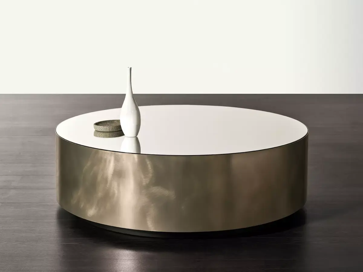 Moderner Meridiani Belt Couchtisch mit eleganter Glasplatte und stilvollem Metallgestell für luxuriöse Wohnräume.