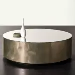 Moderner Meridiani Belt Couchtisch mit eleganter Glasplatte und stilvollem Metallgestell für luxuriöse Wohnräume.