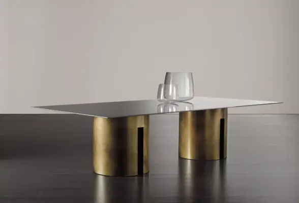 Moderner Meridiani Gong Tisch mit elegantem Design für luxuriöse Wohnräume