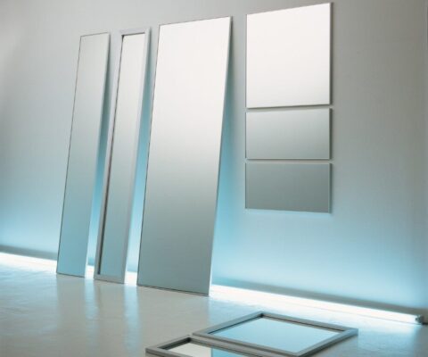 Moderner Minimal 4 Spiegel von Horm mit schlichtem Design für stilvolle Wohnräume.