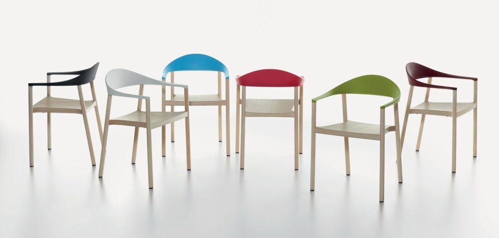 Moderner Monza Stuhl von Plank mit minimalistischem Design und hochwertiger Verarbeitung.