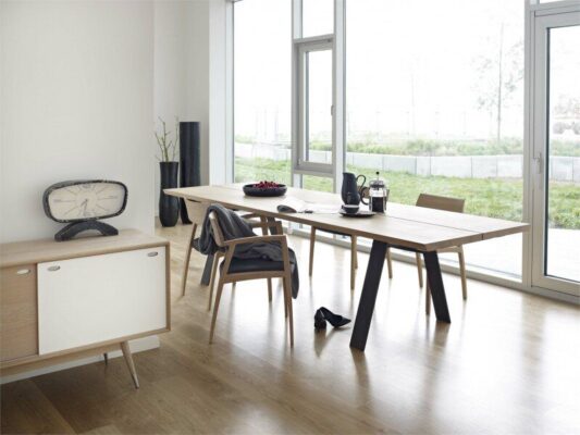 Moderner Naver GM 3200 Esstisch mit Plank-Design aus hochwertigem Holz.