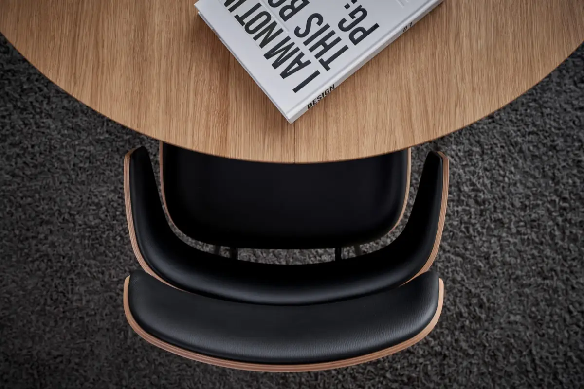 Moderner Naver Midas 4 Stuhl mit elegantem Design und hochwertiger Verarbeitung.