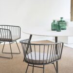 Moderner Outdoor-Stuhl Illa 2 von Bivaq in minimalistischem Design für Garten und Terrasse.