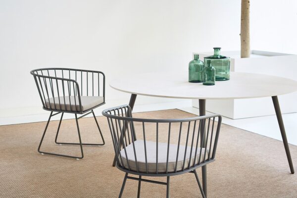 Moderner Outdoor-Stuhl Illa 2 von Bivaq in minimalistischem Design für Garten und Terrasse.