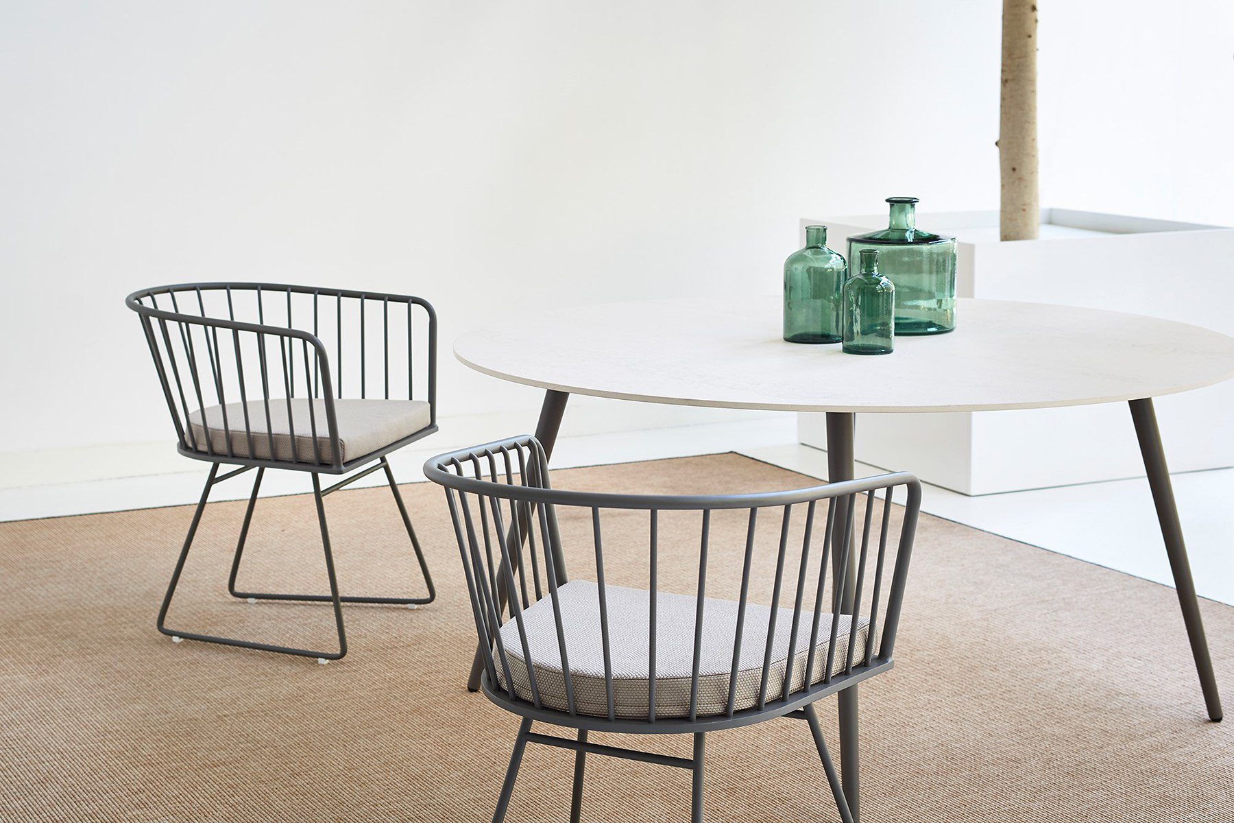 Moderner Outdoor-Stuhl Illa 2 von Bivaq in minimalistischem Design für Garten und Terrasse.