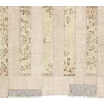 Moderner Sitap Remake Designteppich in zeitgenössischem Stil für stilvolle Wohnräume.