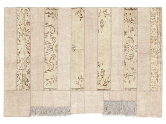 Moderner Sitap Remake Designteppich in zeitgenössischem Stil für stilvolle Wohnräume.