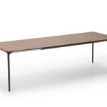 Moderner Slim Wood Esstisch von Sovet Italia mit eleganter Holzplatte und schlankem Design.