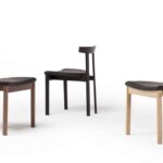 Moderner Torii Stuhl von Bensen mit elegantem Holzrahmen und gepolsterter Sitzfläche.