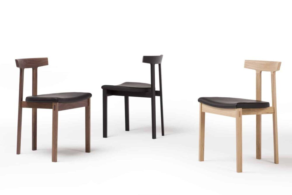 Moderner Torii Stuhl von Bensen mit elegantem Holzrahmen und gepolsterter Sitzfläche.