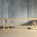 Moderner Trestle Esstisch aus Holz mit eleganten Metallbeinen für stilvolles Wohnen.