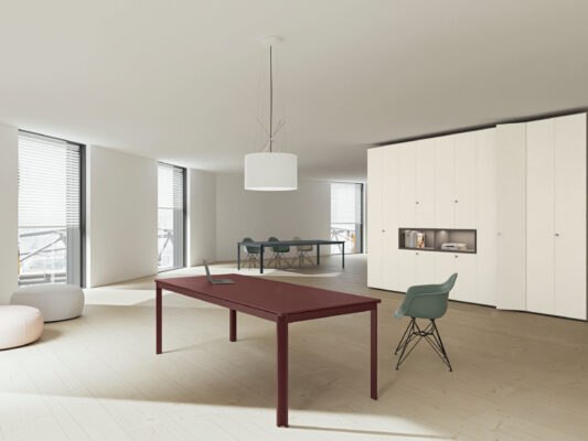 Moderner Arbeitsplatz mit ergonomischem Zefiro 21 Büromöbelprogramm von Alea Office.