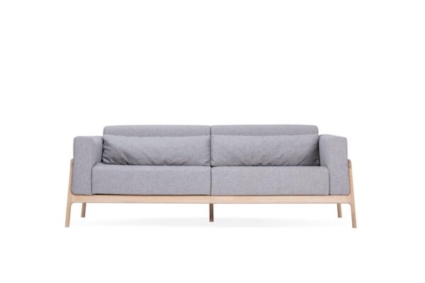 Modernes Fawn Sofa von Gazzda mit hellem Stoffbezug und schlanken Holzbeinen.