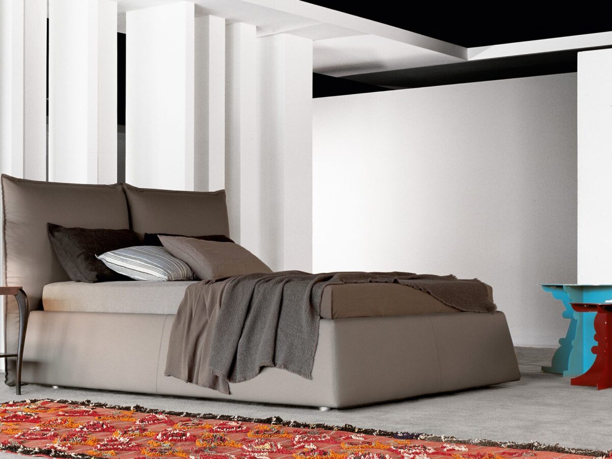 Modernes Flexteam Over 4 Bett mit stilvollem Design für zeitgemäße Schlafzimmer.