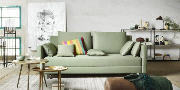 Modernes Joka Schlafsofa mit grauem Stoffbezug und ausziehbarer Liegefläche für komfortables Schlafen.