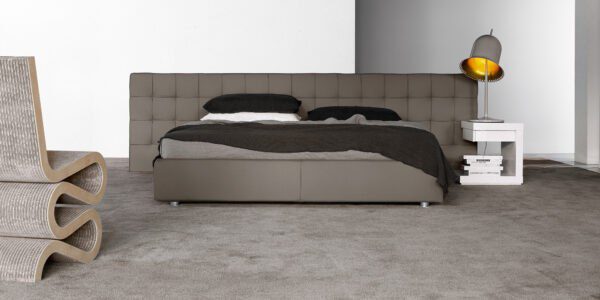 Modernes Kilt-Design Bett von Flexteam in elegantem Stil für zeitgemäße Schlafzimmer.