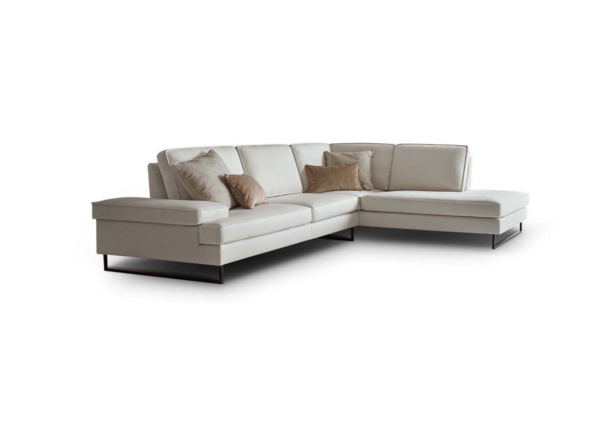 Modernes Luis Designsofa von Le Comfort in elegantem Stil für zeitgemäße Wohnräume.