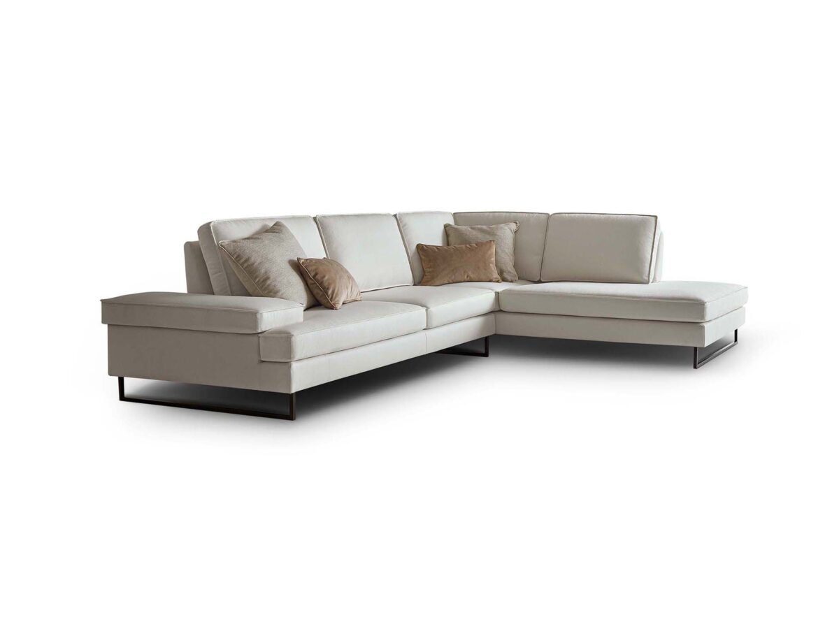 Modernes Luis Designsofa von Le Comfort in elegantem Stil für zeitgemäße Wohnräume.