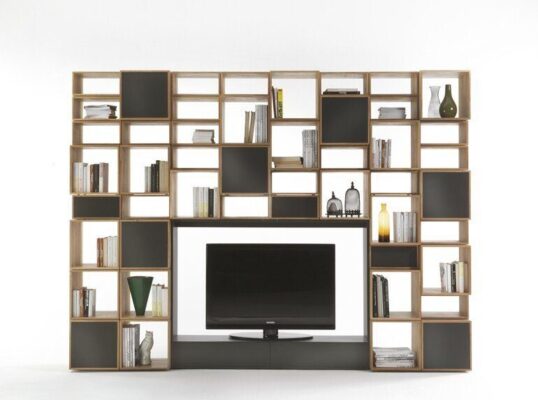 Modernes Massivholz-Regal Freedom von Riva 1920 mit asymmetrischem Design.