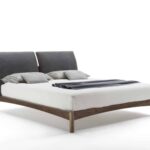 Modernes Massivholzbett Sleepy von Riva 1920 für stilvolles Schlafzimmer-Design.