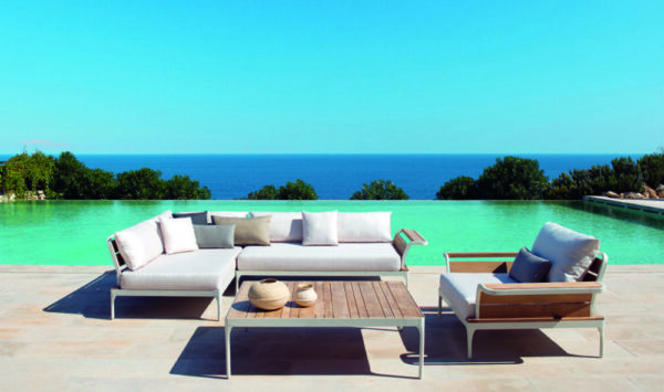Modernes Outdoor-Sofa Meridien 8 von Ethimo für stilvolle Terrassen und Gärten.