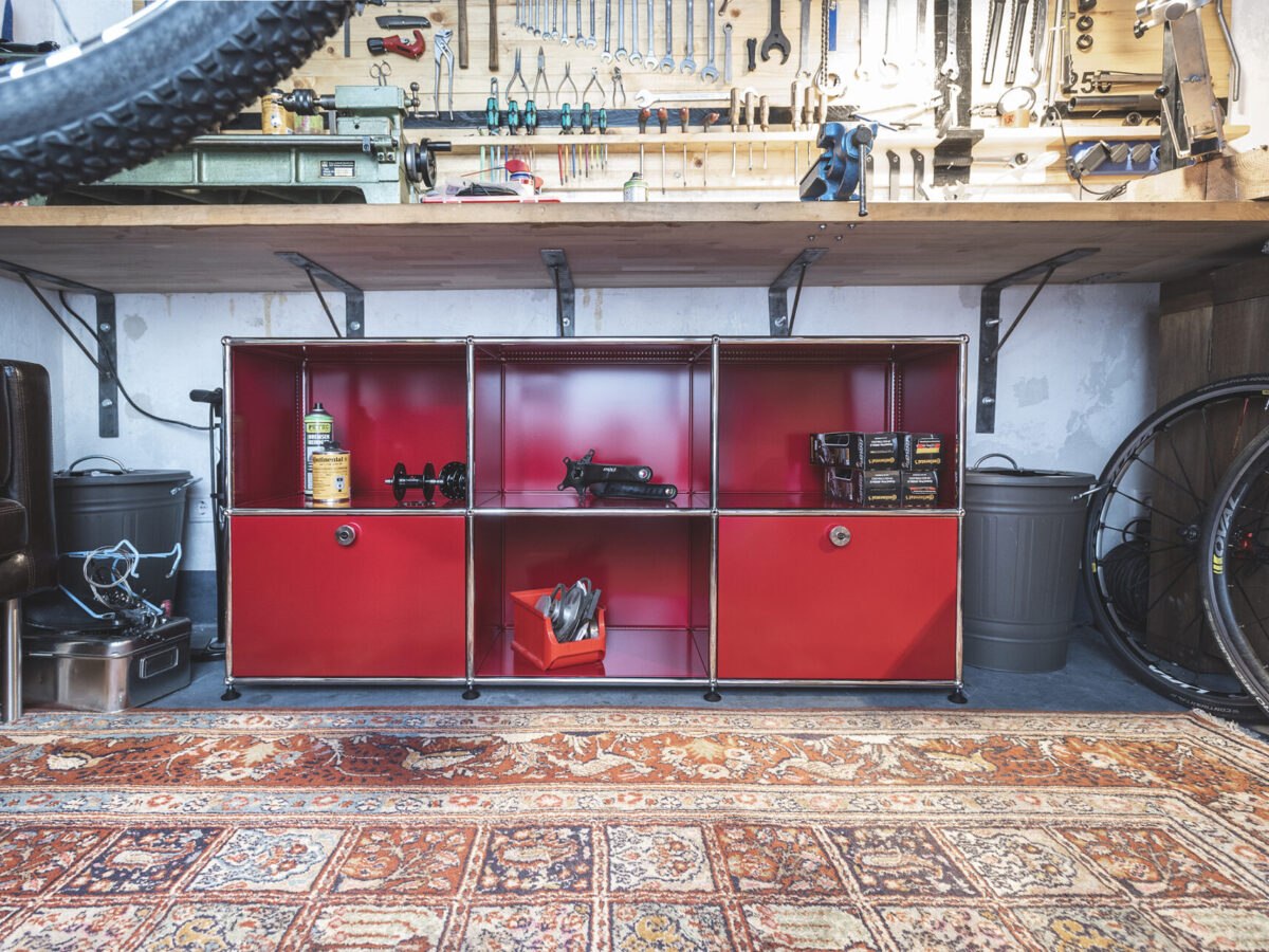 Elegantes rotes Designglas Nr. 18 von Konektra für stilvolle Getränke und moderne Tischkultur.