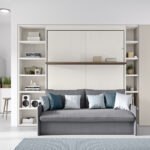 Modernes Schrankbett mit integriertem Sofa für kleine Räume von Novamobili.