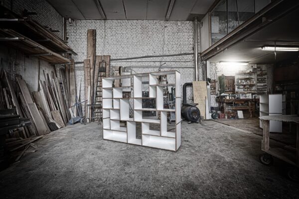 Tojo Hanibal 2 Wandregal aus Holz für moderne, minimalistische Wohnräume mit flexibler Gestaltung.