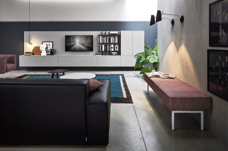 Modernes Wohnzimmer mit Novamobili TV-Möbel und eleganten Regalsystemen in minimalistischem Design.