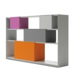 Modulares Müller Stack Regal in Achatgrau mit orangefarbenen und pinken Fächern.