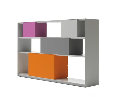 Modulares Müller Stack Regal in Achatgrau mit orangefarbenen und pinken Fächern.