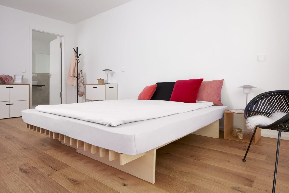Tojo Parallel 2 Bett aus hellem Holz mit modularem, minimalistischem Design.