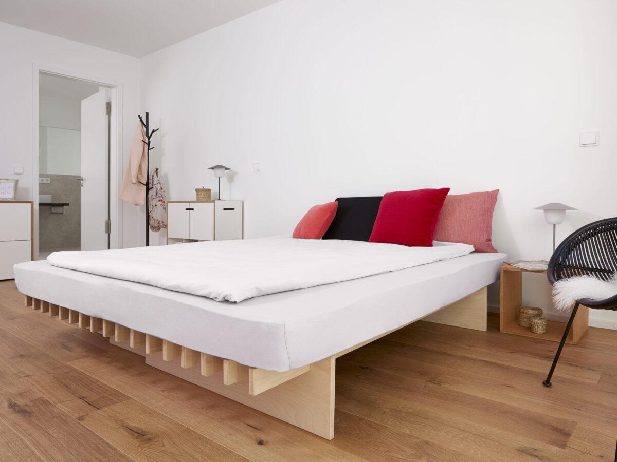 Tojo Parallel 2 Bett aus hellem Holz mit modularem, minimalistischem Design.
