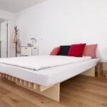 Tojo Parallel 2 Bett aus hellem Holz mit modularem, minimalistischem Design.