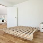 Minimalistisches Tojo V Bett aus Holz mit innovativem modularem Stecksystem für flexible Raumgestaltung.