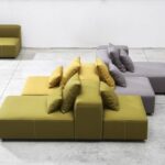 Modulor Sofa von Wow Italy - modulares italienisches Designsofa in elegantem Grau.