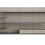 Begehbarer Kleiderschrank von Novamobili mit offenen Regalen und modernem Design.