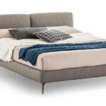 Modernes Doppelbett Margot von Novamobili mit gepolstertem Kopfteil in elegantem Design.