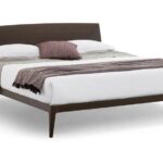 Modernes italienisches Doppelbett Siri von Novamobili mit gepolstertem Kopfteil in elegantem Design.