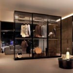 Eleganter Olivieri Glasschrank mit transparenten Glastüren für stilvolle Präsentation.