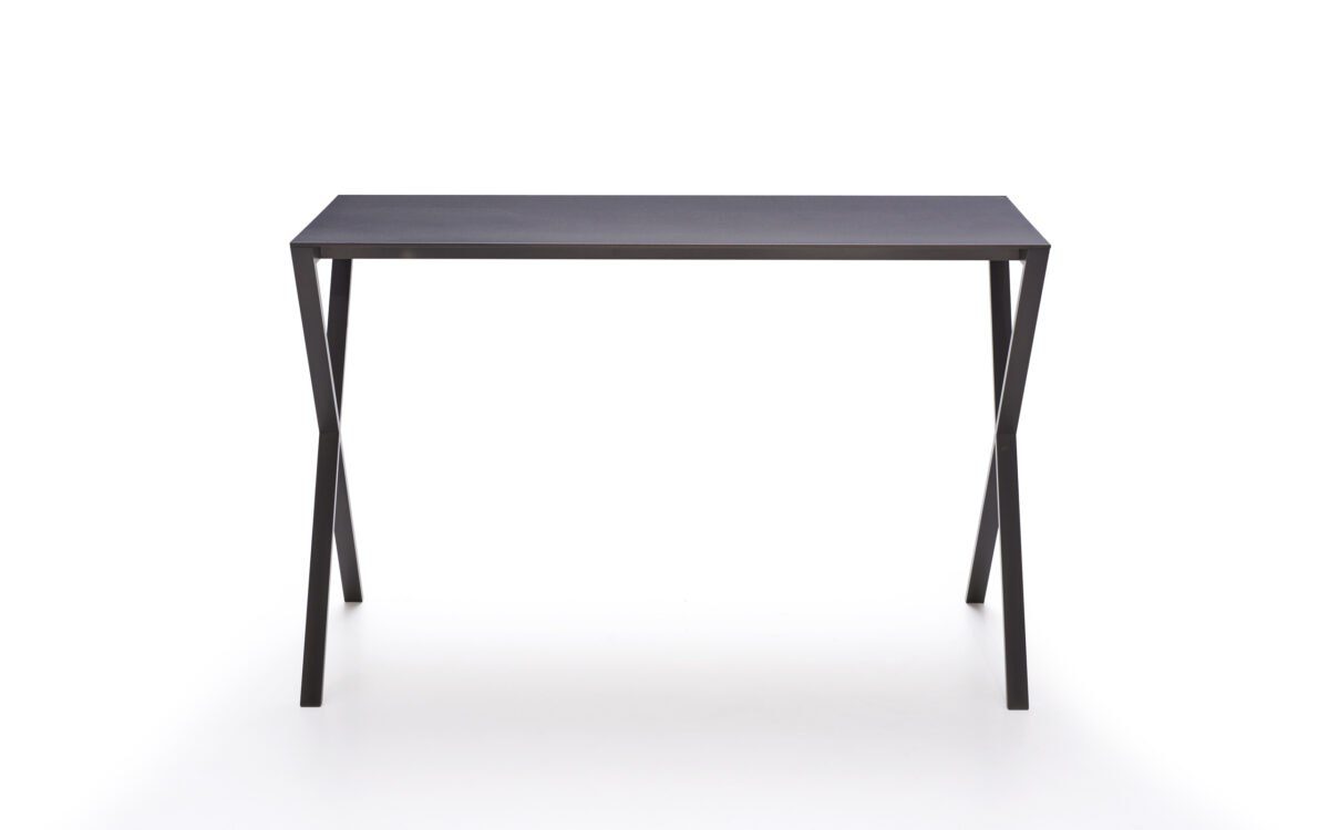 Person spielt entspannt mit Controller auf gemütlicher Couch im modernen Wohnzimmer.