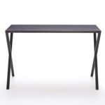 Person spielt entspannt mit Controller auf gemütlicher Couch im modernen Wohnzimmer.