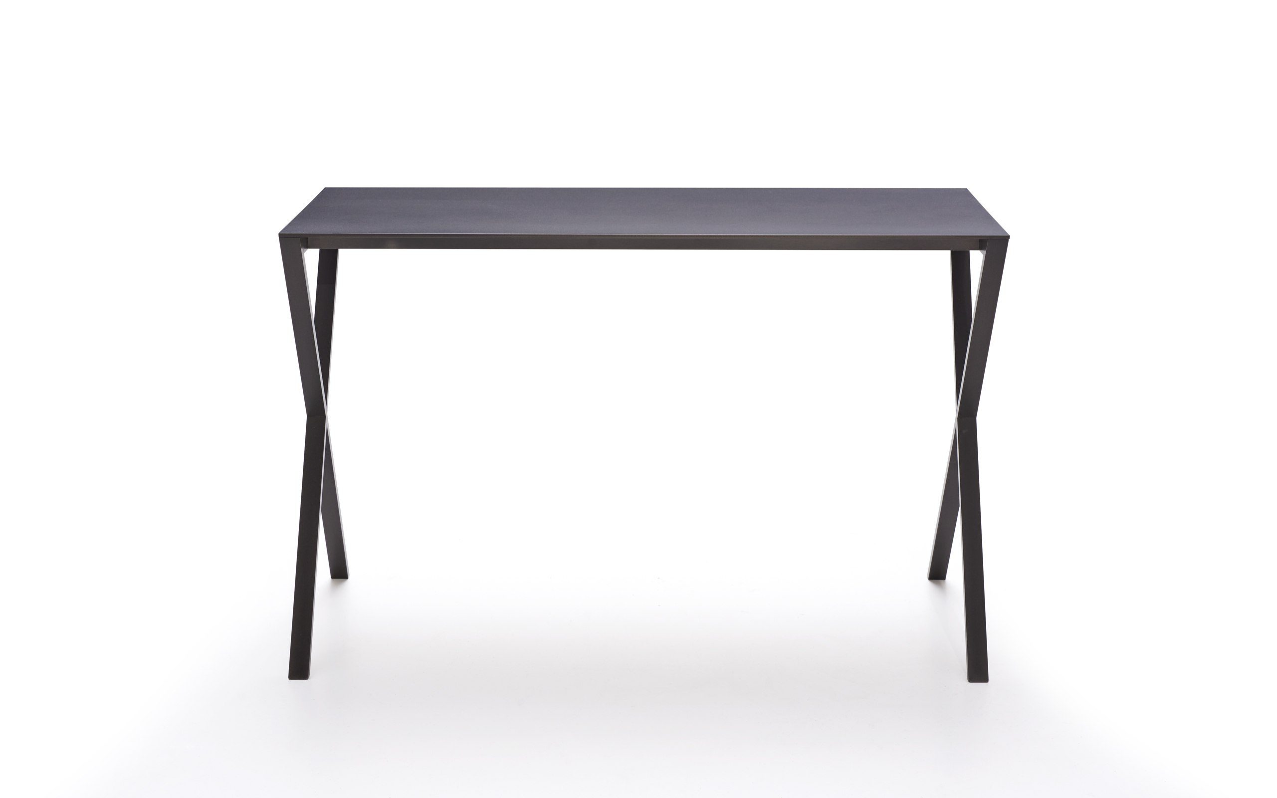 Person spielt entspannt mit Controller auf gemütlicher Couch im modernen Wohnzimmer.