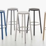 Moderner Barhocker Blocco 2 von Plank mit minimalistischem Design.