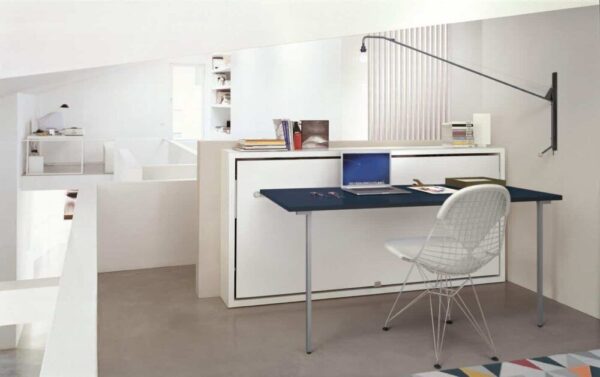 Platzsparender Clei Poppy Desk 2 verwandelt sich vom Schreibtisch zum Bett.
