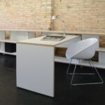 Kompakter Tojo Anstelltisch aus Holz - idealer Beistelltisch für kleine Räume und Ecken.