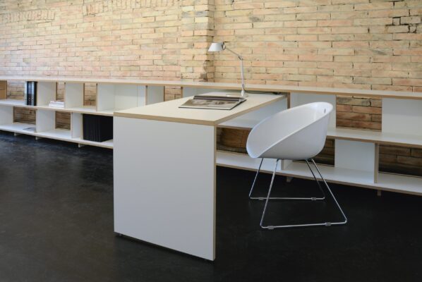 Kompakter Tojo Anstelltisch aus Holz - idealer Beistelltisch für kleine Räume und Ecken.