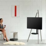 Premium TV-Halterung Wissmann Tripod Art 130 mit elegantem Stativ-Design für moderne Wohnräume.