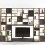Modernes Massivholz-Regal Freedom von Riva 1920 mit asymmetrischem Design.